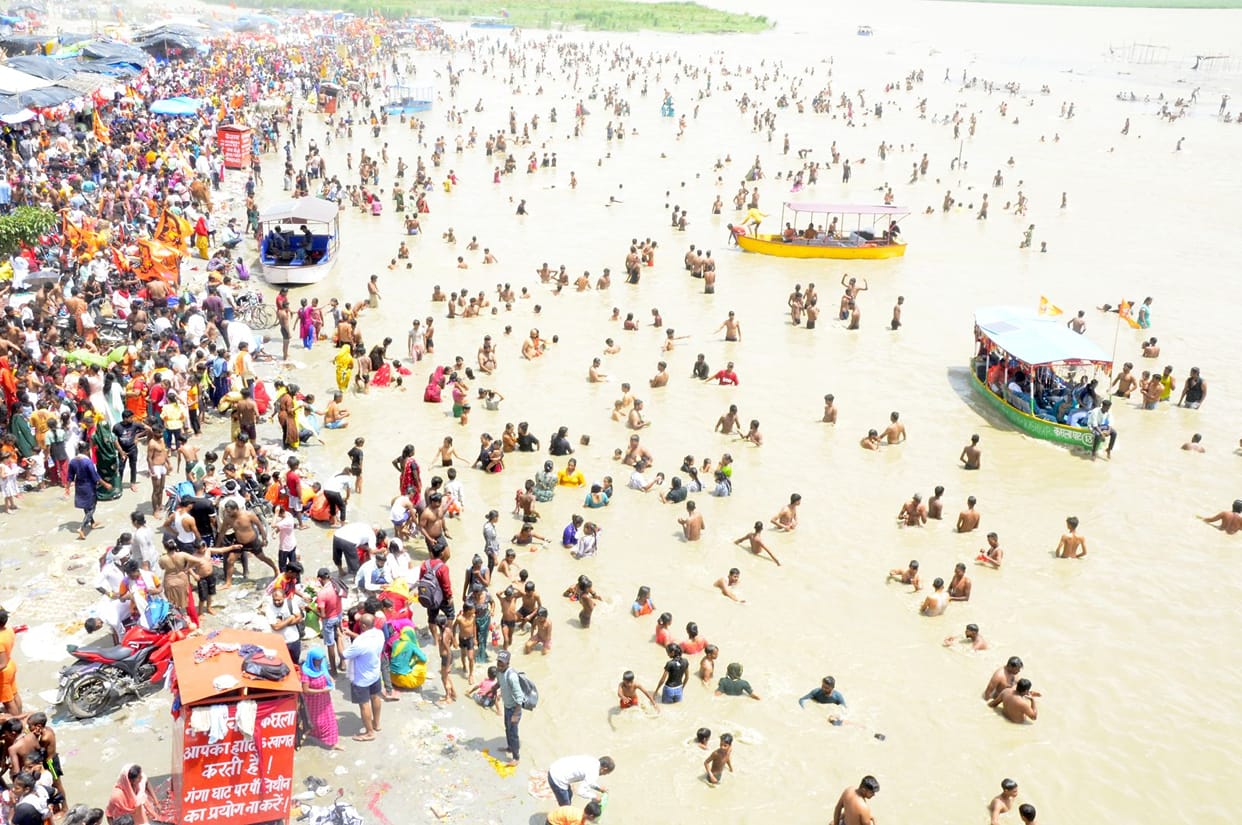 A crowd of Shiva devotees gathered at Ganga Ghat