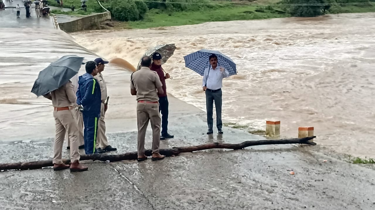 मौके पर मौजूद कलेक्टर और एसपी