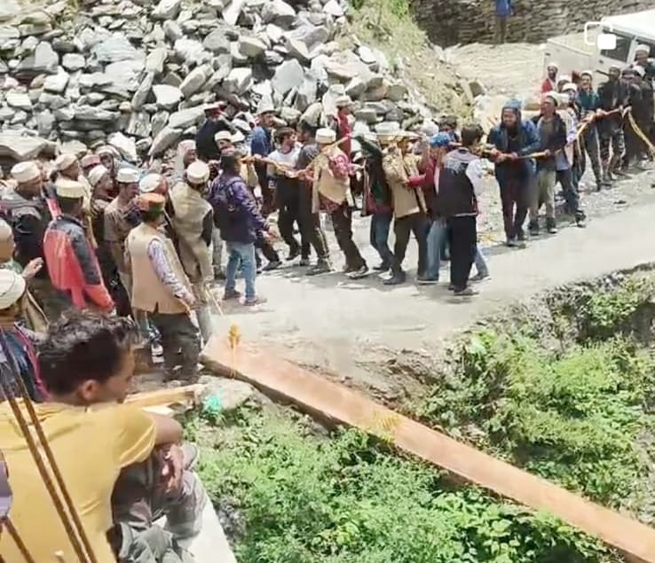 Villagers themselves engaged in building a bridge over Malana drain.