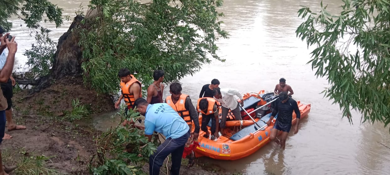 Damoh Two youths who went fishing got trapped in the river, saved their lives by climbing a tree for 24 hours￼