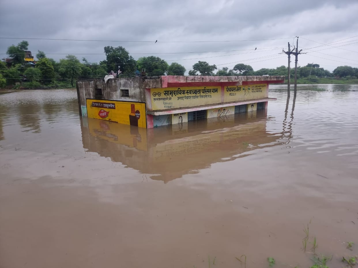 Damoh Due to continuous rain, schools closed for two days in Damoh, sunshine came out on Monday morning