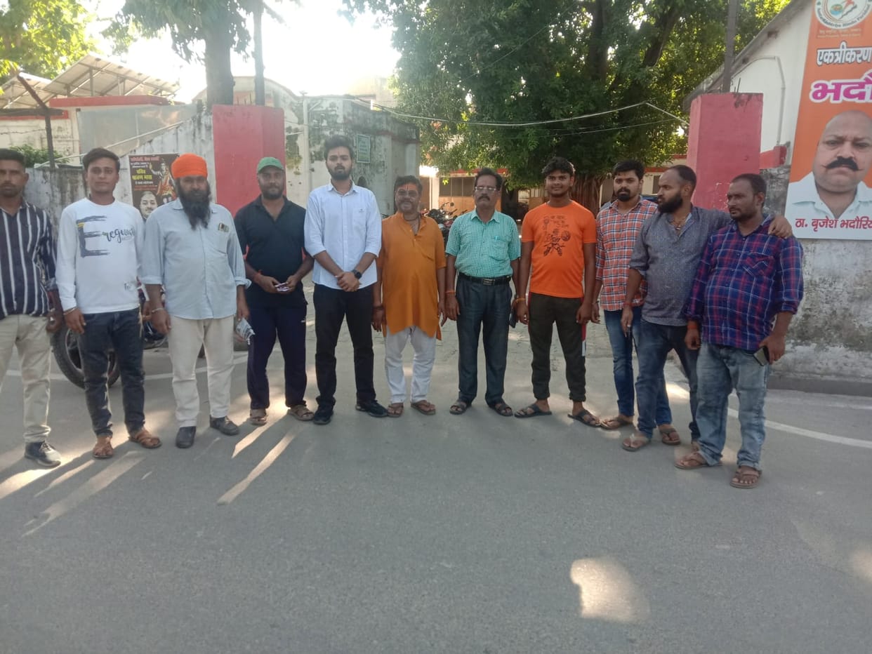 Uproar against the sale of meat on the way of Kanwadiyas