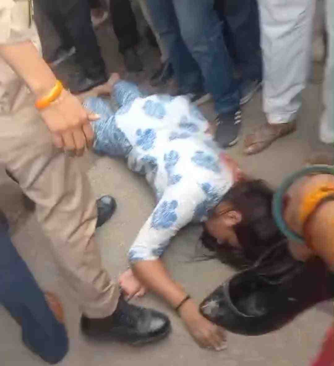 The woman who came for a date was beaten by her husband at the court gate