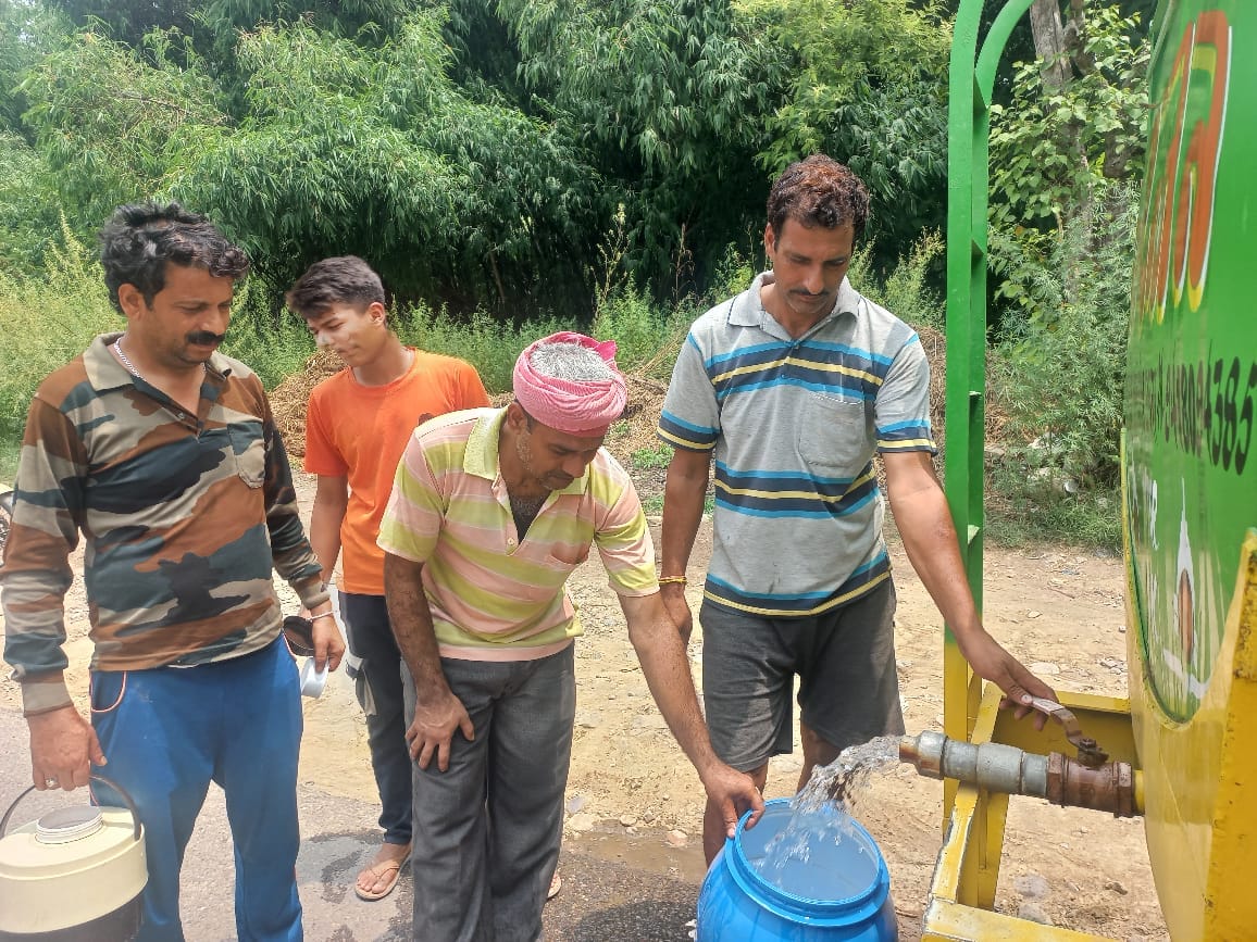 Rakesh of Balduhak is providing water to the people daily