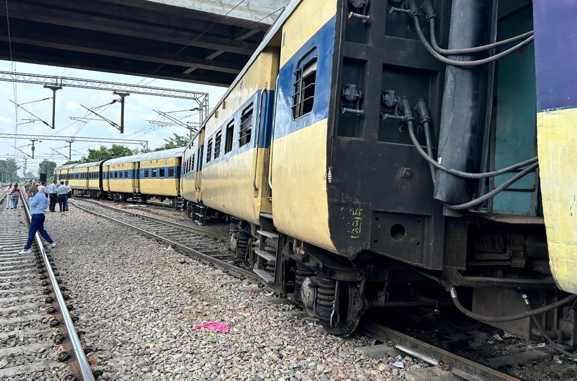 Eight wheels of Delhi-Saharanpur Express derailed, officers rushed