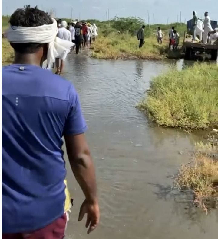 Waterlogging on the way to the crematorium, cremation is being carried out by carrying dead bodies in tractors and not on shoulders.