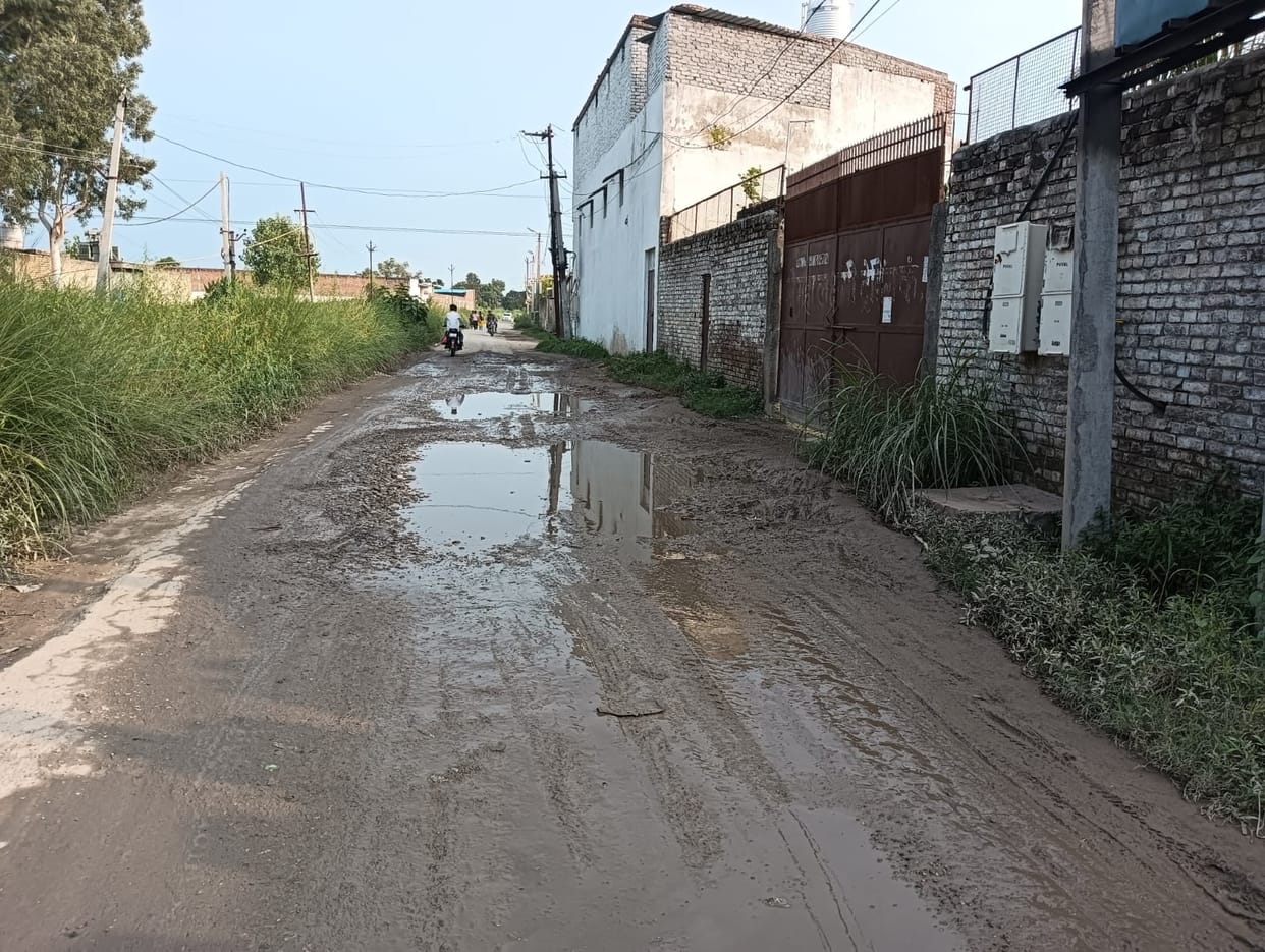 The road connecting Dehradun Marg to Janta Road has turned into potholes