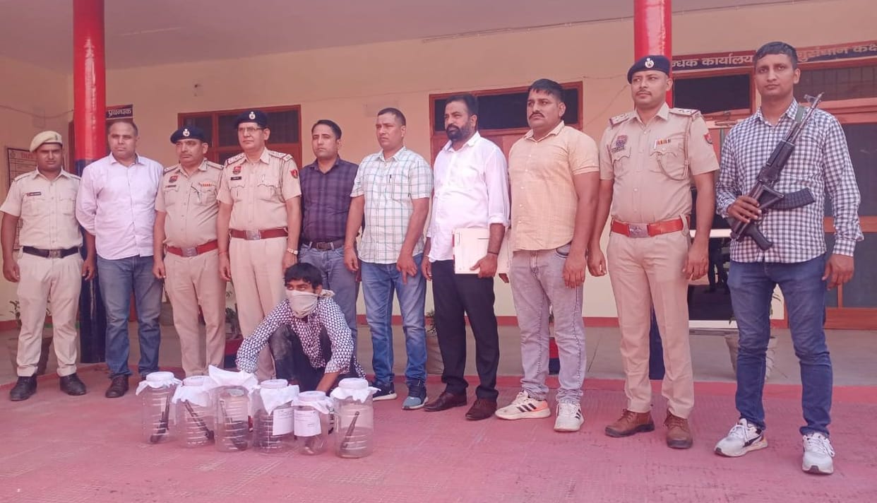 Criminal arrested with six pistols