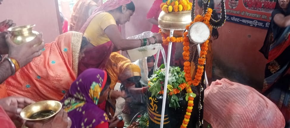 Jalabhishek performed with chants of Har Har Mahadev