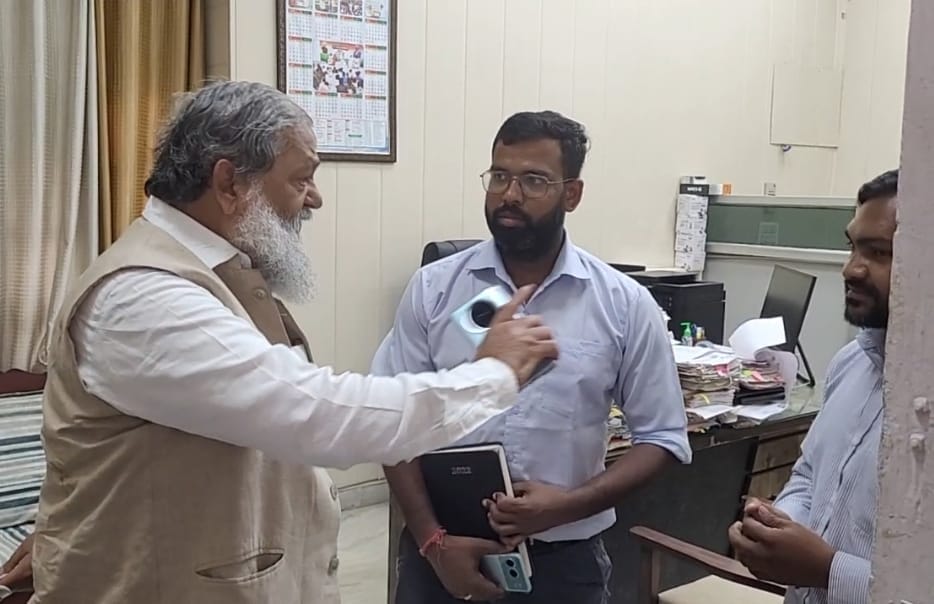 Vij reached the electricity office and was reprimanded