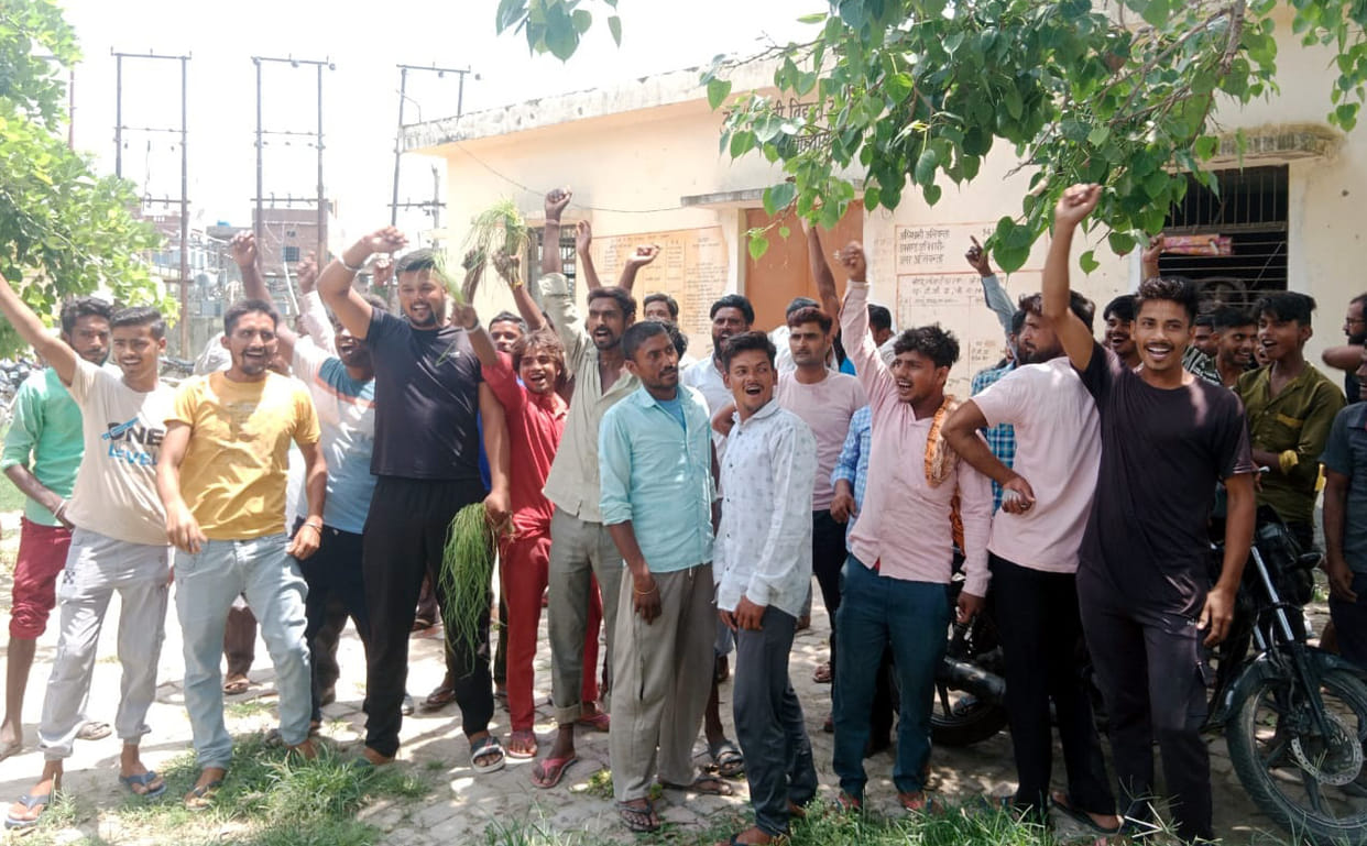 People of Madhi Chowk locality surrounded the electricity substation and blocked it