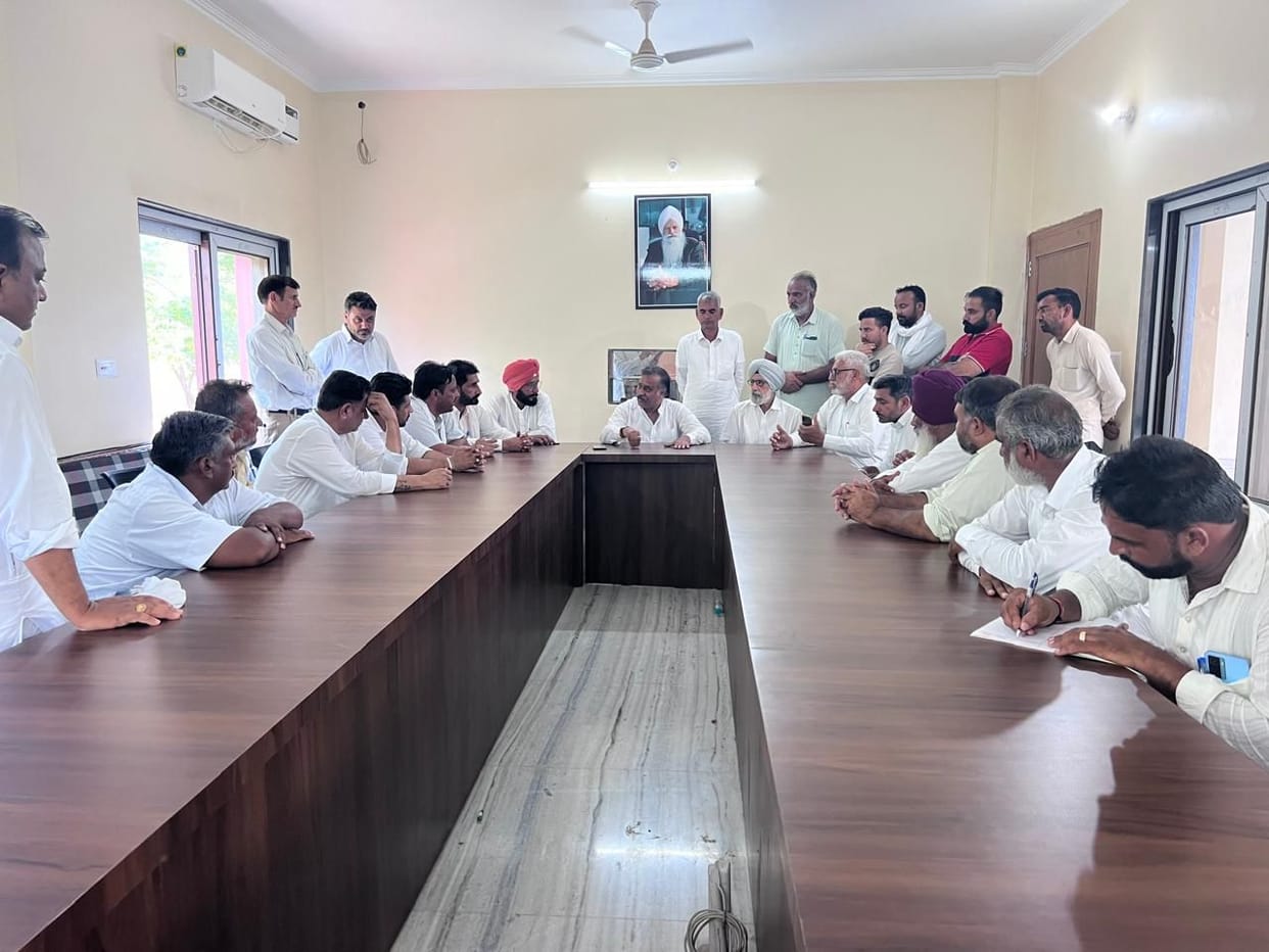 Controversy over throne of Dera Jagmalwali, Sarpanch representatives and visitors held meeting