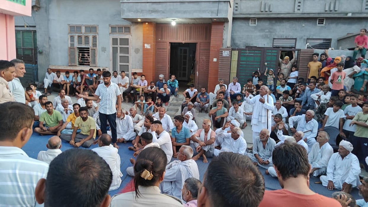 Sadhvi and Mahant insist on going to the camp, police and villagers face to face