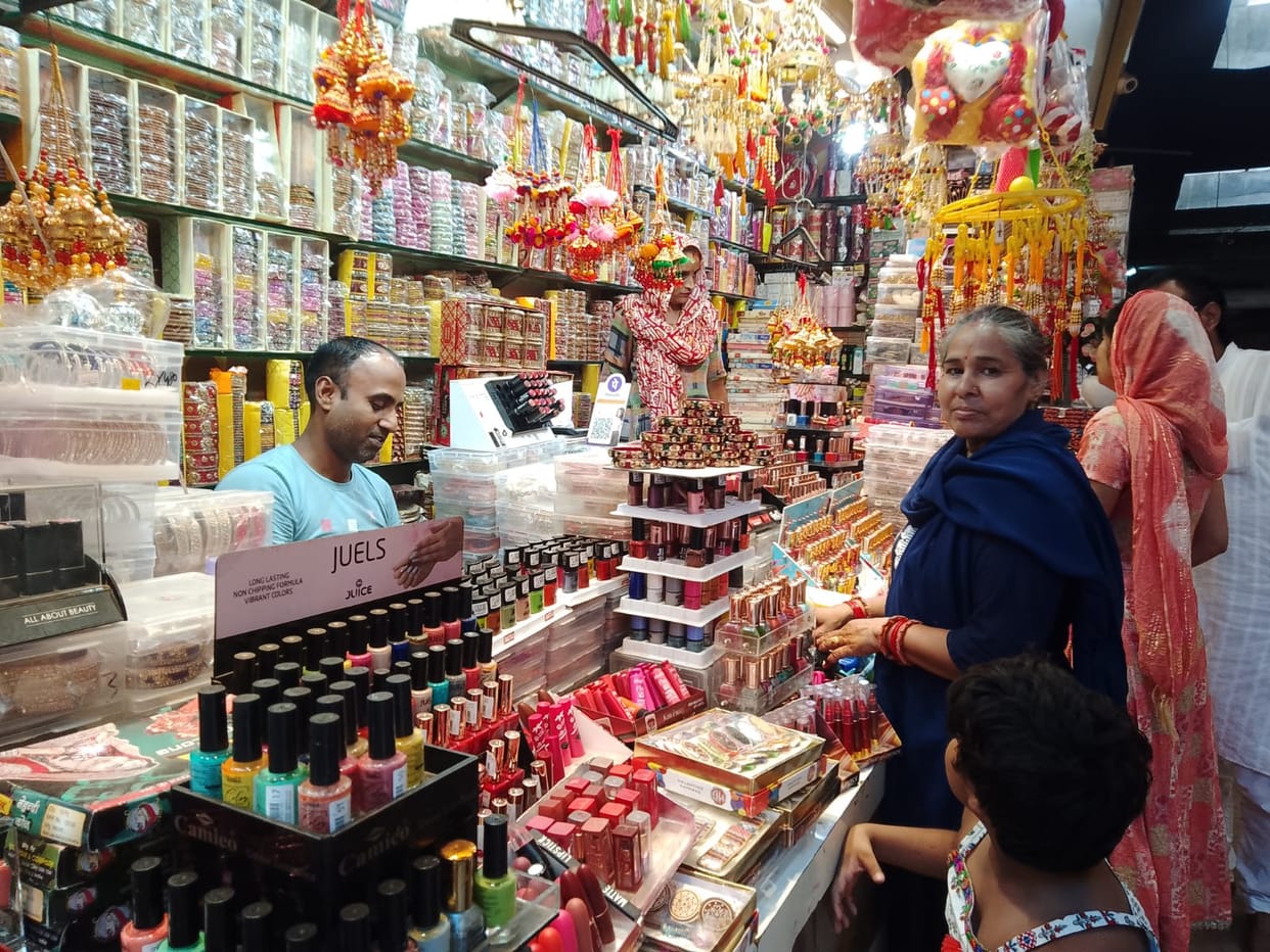 Markets are busy on Hariyali Teej, combo packs are attracting women