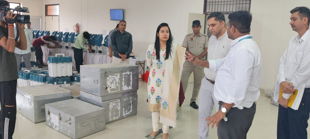 Deputy Commissioner gave instructions for maintenance and cleaning of EVMs.
