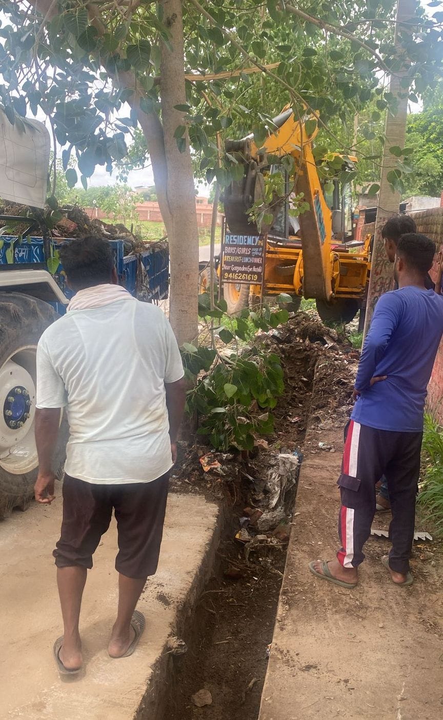 Effect of Napa House dharna... Work of collecting garbage from door to door started by hiring 10 tractors