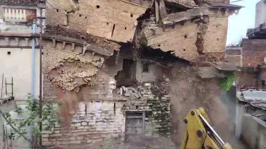 damoh Administration demolished 100 year old dilapidated attic notice pasted due to absence of landlord