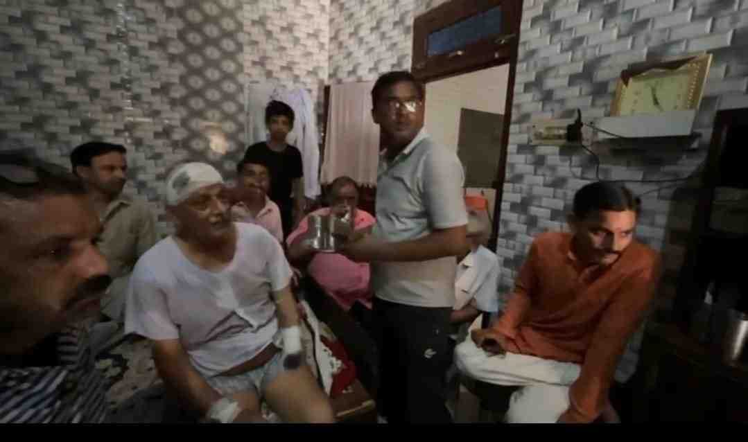 Two bike riding miscreants looted a cloth merchant