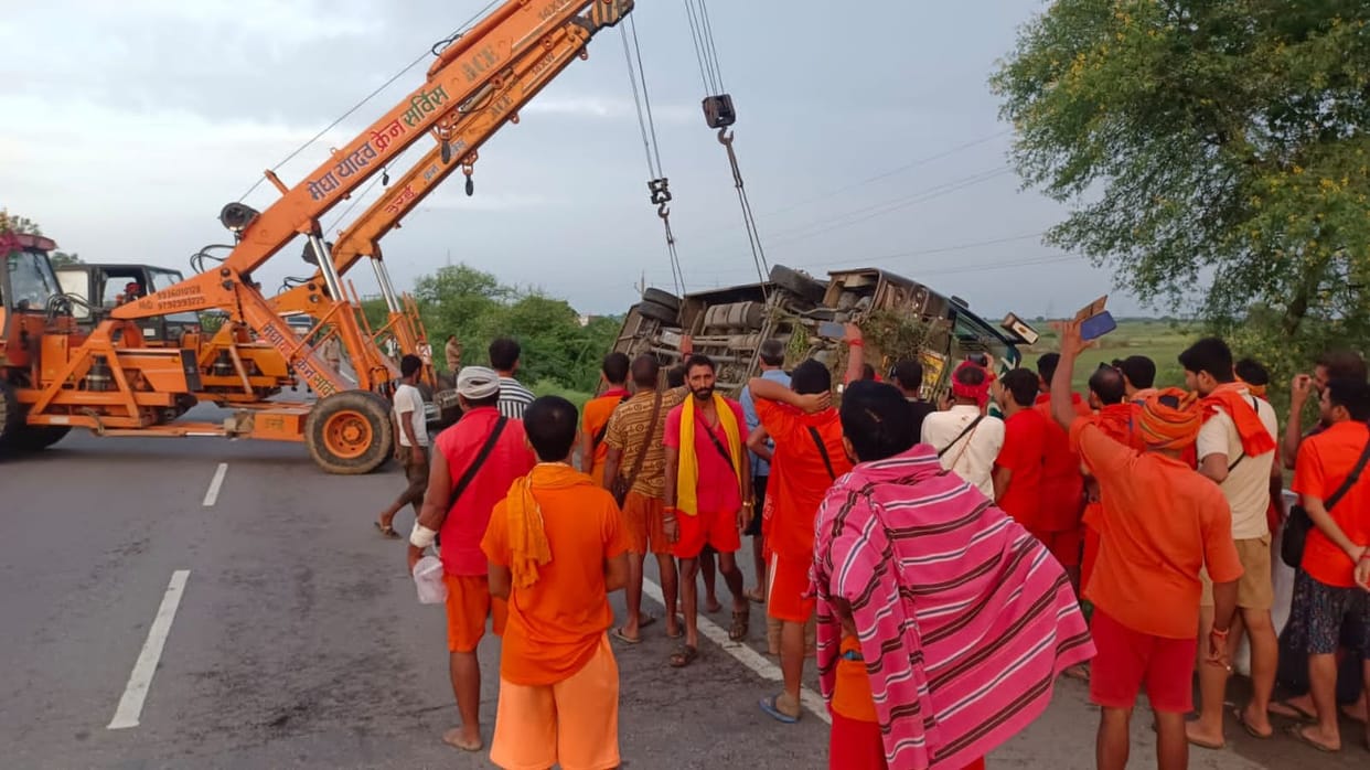 Bus returning from Ujjain carrying Kanwariyas overturned in Jalaun, five injured