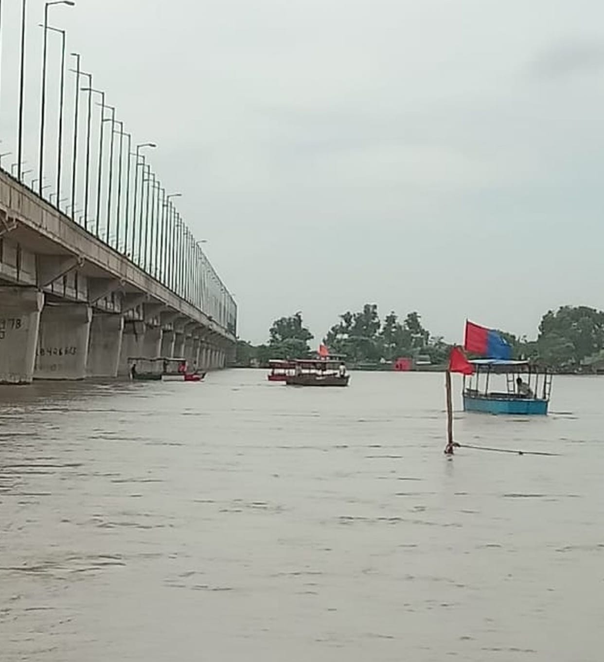 The water level of Ganga and Ramganga decreased rapidly