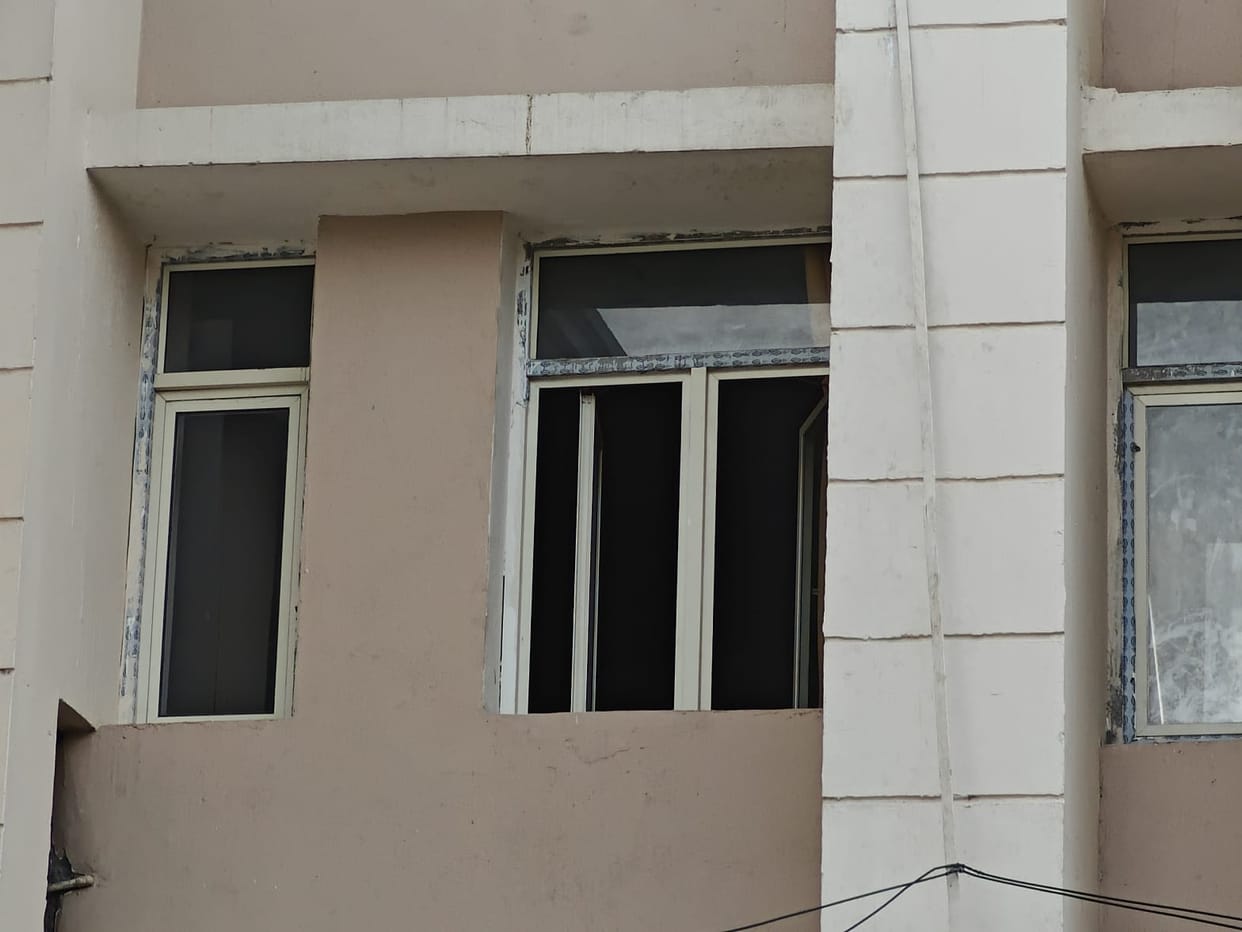 There is no mesh on the windows of the medical college building, danger of accidents
