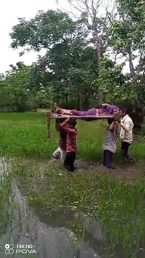 Damoh Family members took pregnant woman to ambulance by laying her on cot