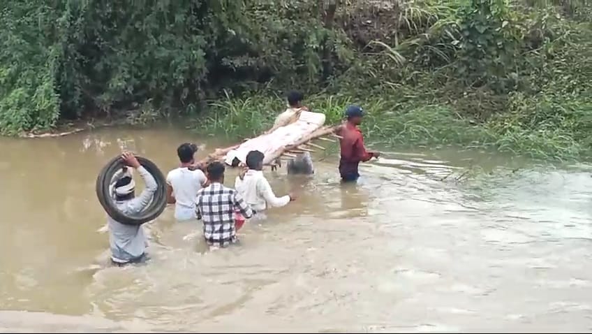 Damoh Villagers came out with the funeral procession wading through waist-deep water