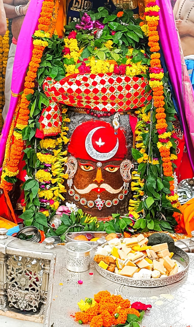 Baba Mahakal woke up at 3 o'clock in the night... first bath, then makeup and finally Ramai Bhasma.