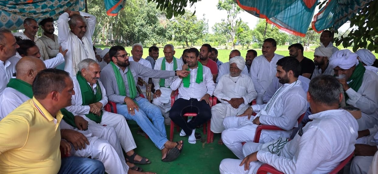 Farmers staged strike after getting less compensation for suppressing oil pipeline