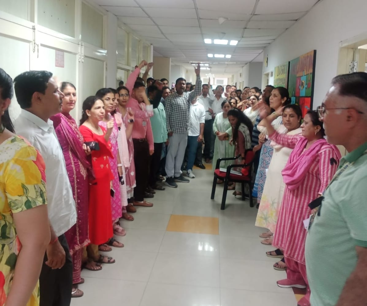 Murthal University: Teachers expelled the registrar from their union.