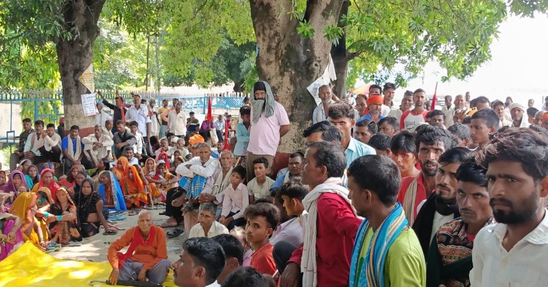 When barrage gates were not opened, hundreds of farmers started protesting.