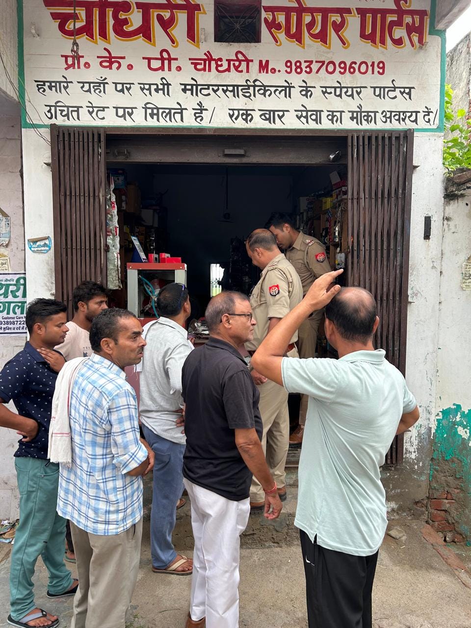 Goods worth lakhs of rupees stolen by breaking the grill of a shop