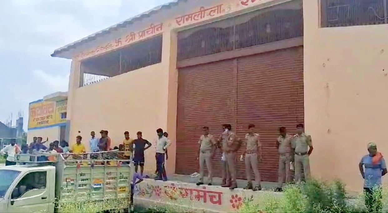 The body of an old man was found lying on the Ramlila stage, suspicion of murder