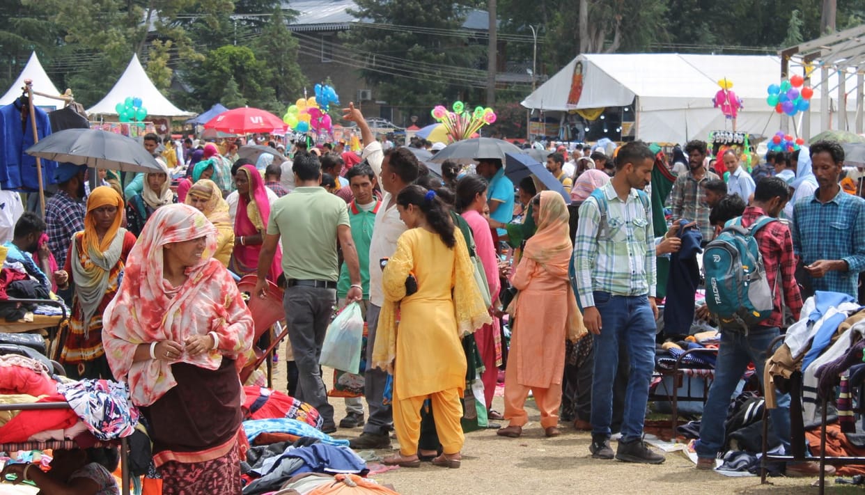 Goods decorated on pandal poles, goods of 12 'fadi' holders seized