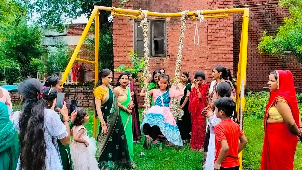 Pari first in lemon-spoon race, Sona won in mehndi competition