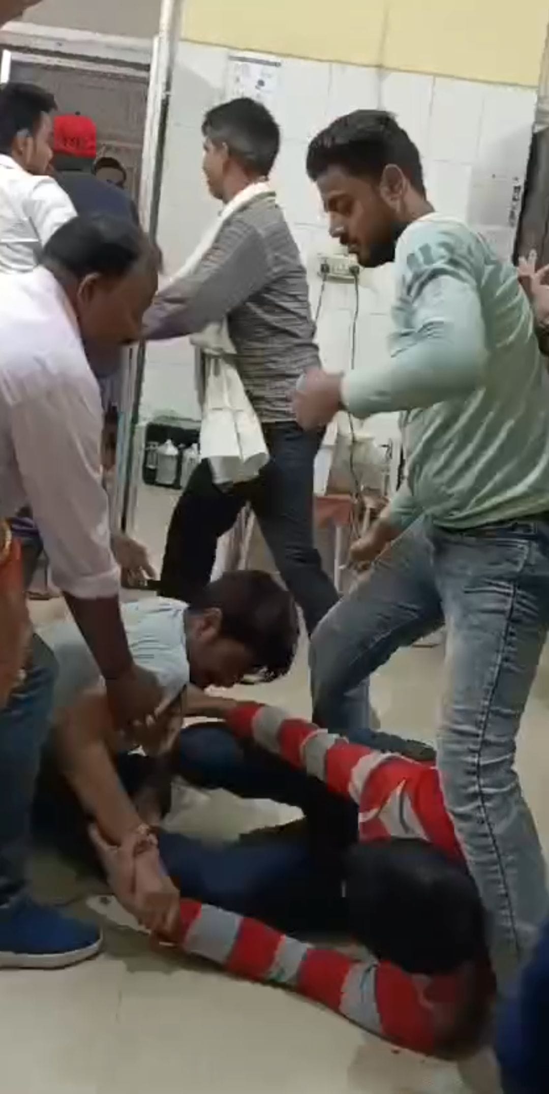 Kicks and punches between doctors and attendants in emergency