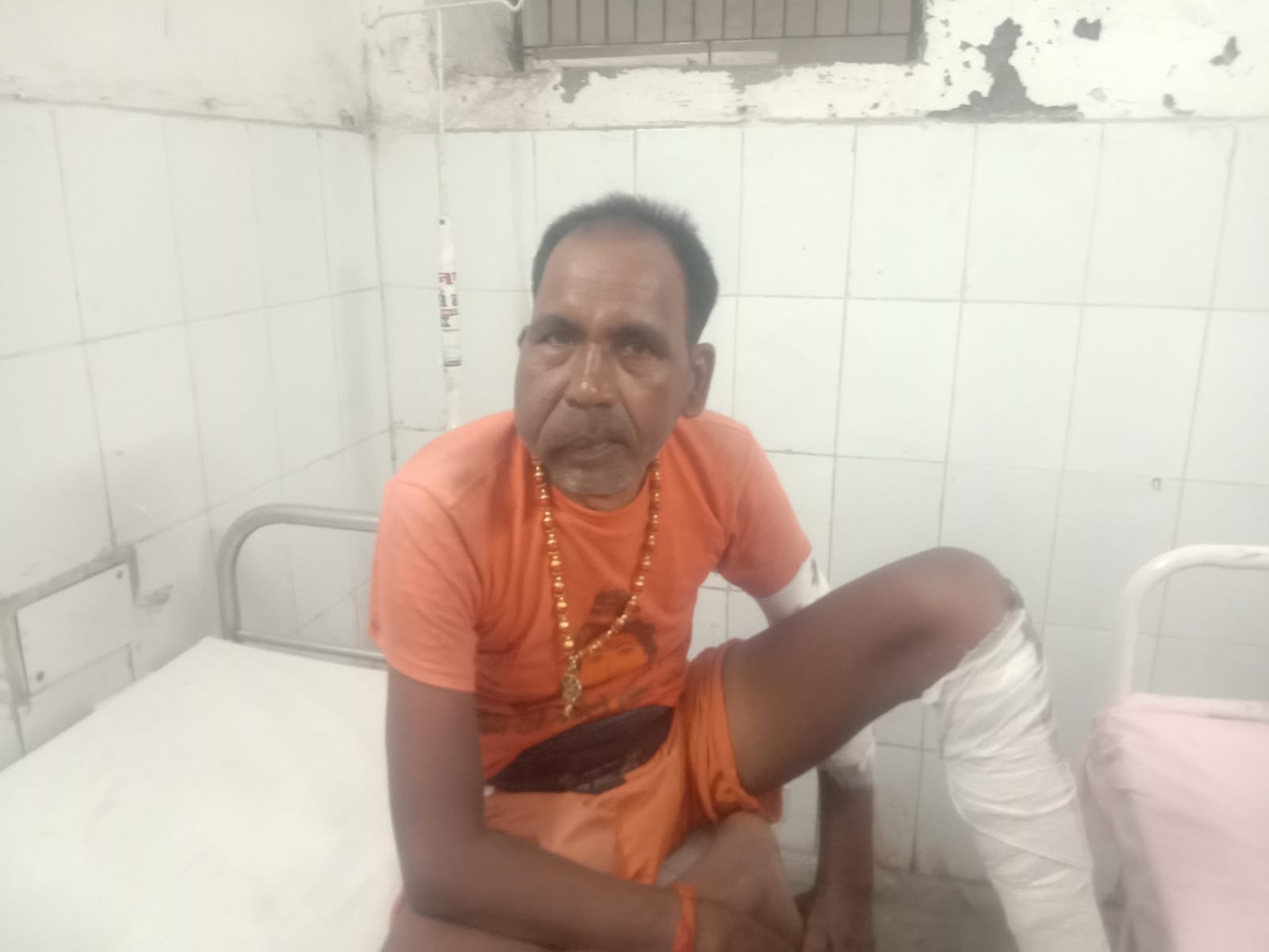Two Kanwariyas riding a bike got injured after being hit by a car, created a ruckus