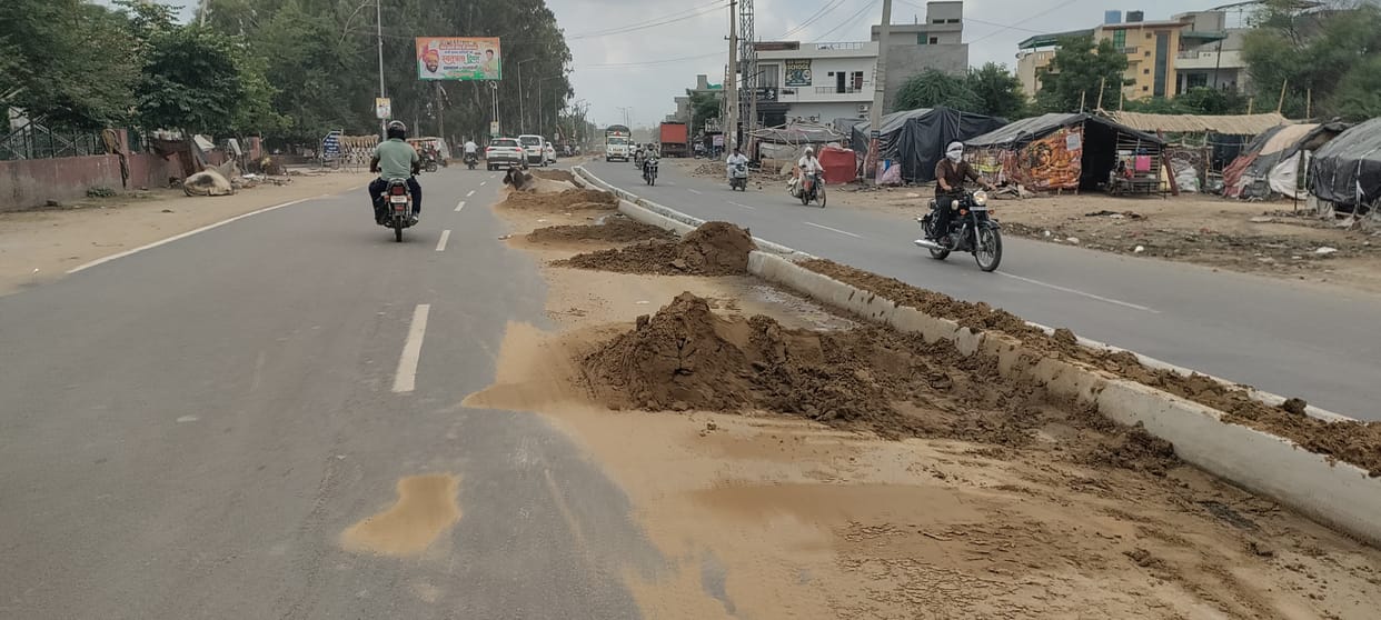 The work of making divider on the highway is being done without warning board.
