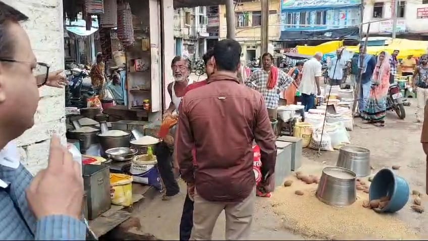Damoh trader tried to spill a sack full of ground chilli