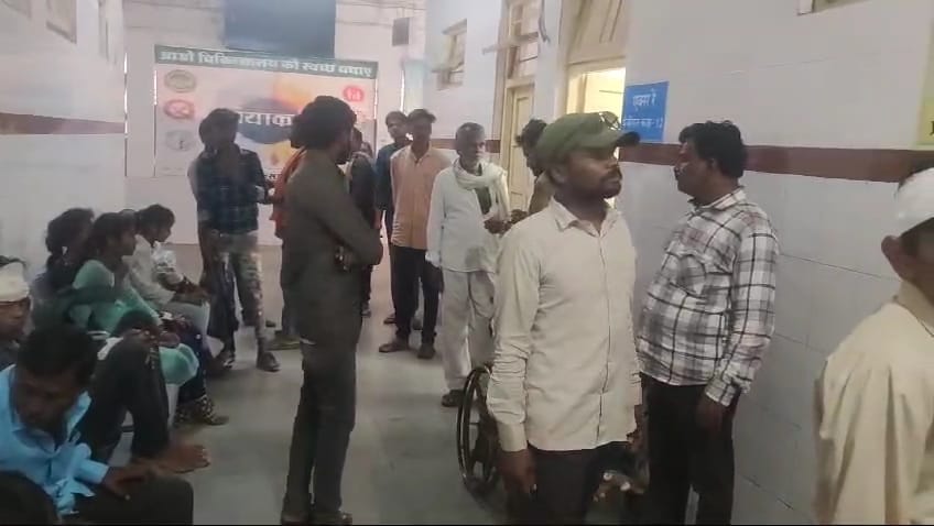A pickup vehicle of devotees returning from Nagalwadi after darshan overturned 17 injured
