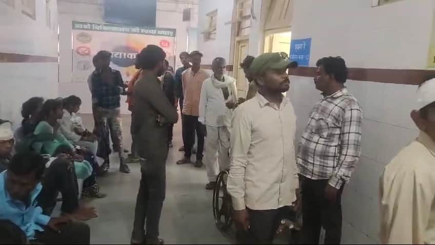 हादसे के बाद अस्पताल में लगी परिजनों की भीड़
