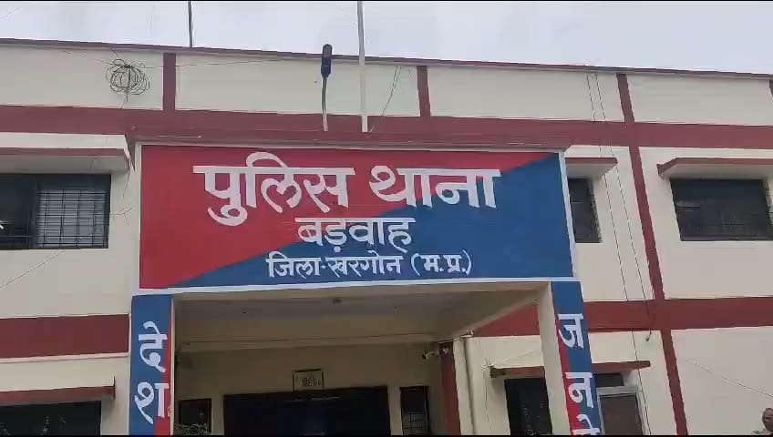 Khargone: An unknown vehicle hit the motorcycle riders, one died on the spot, the other was seriously injured