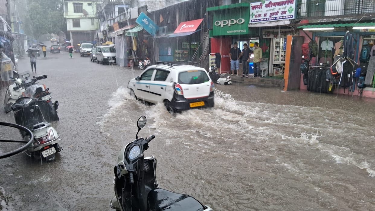 Roads submerged due to heavy rain in Jogindernagar, water entered shops