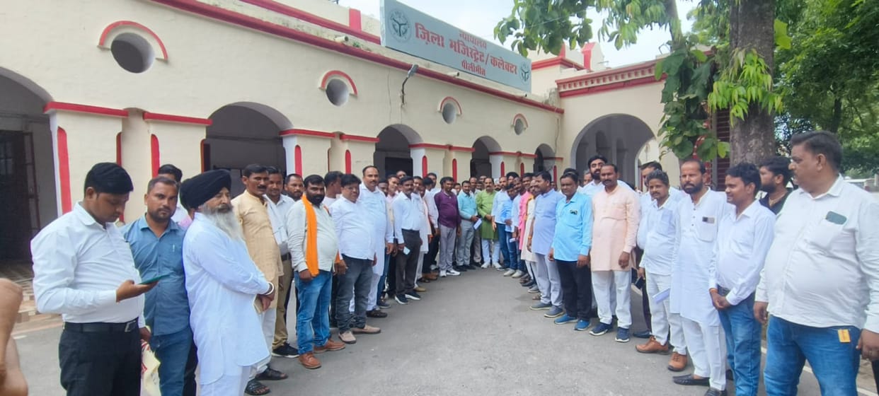 Members of the Pradhan organization roared in the Collectorate regarding their demands