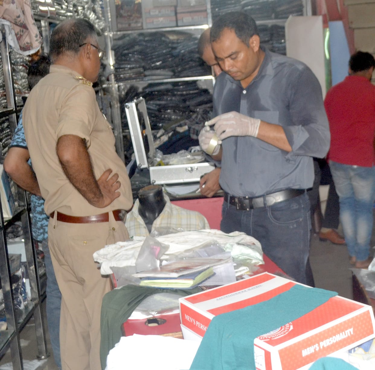 Theft of lakhs from two shops, anger among traders