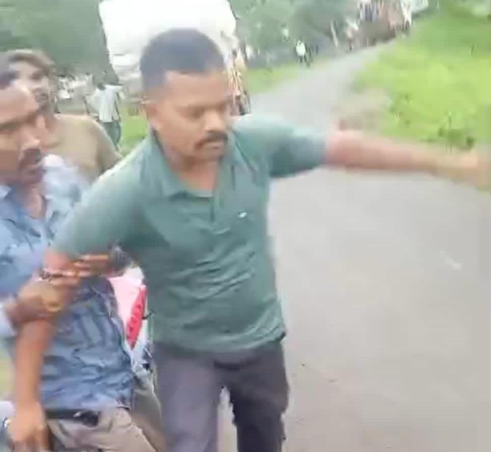 शराबी पुलिस कर्मी वाहन चालक से सड़क पर कर रहा मारपीट