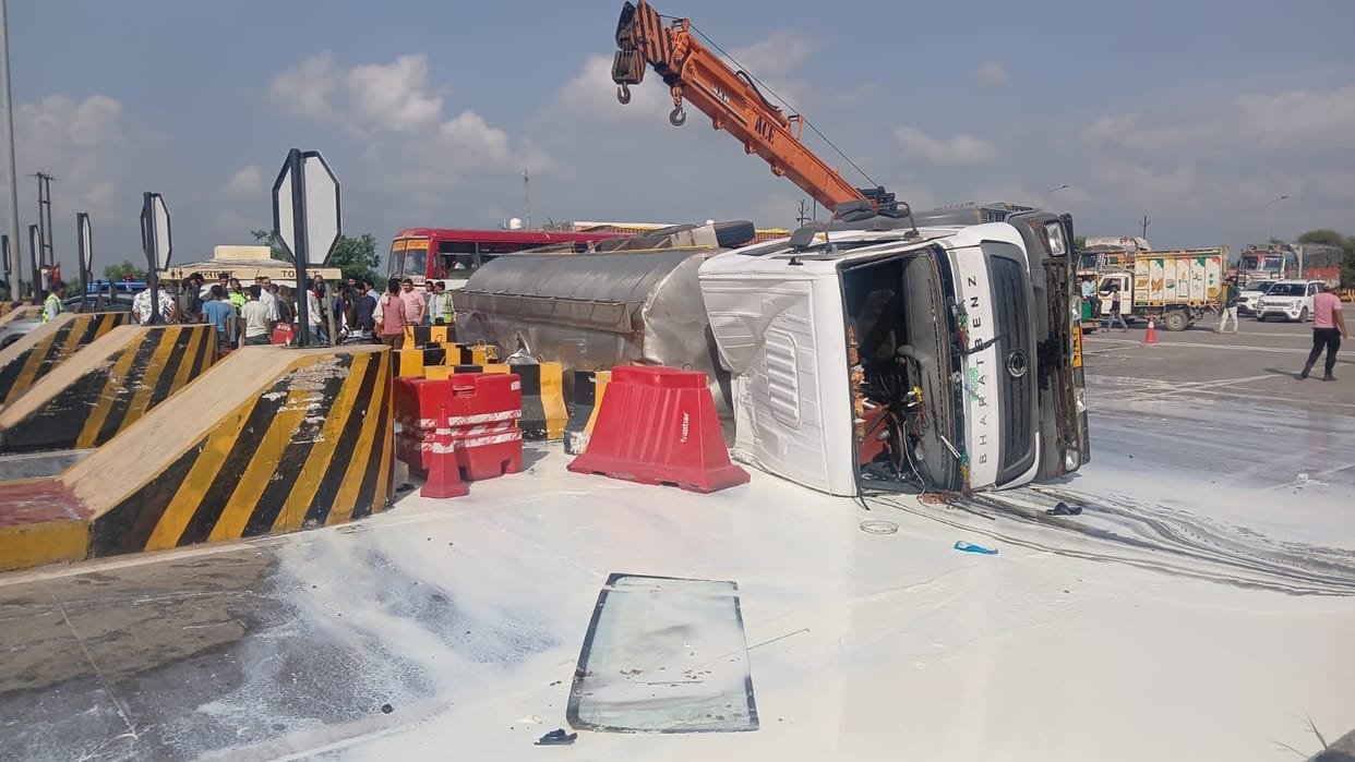A tanker full of milk hit the car and overturned
