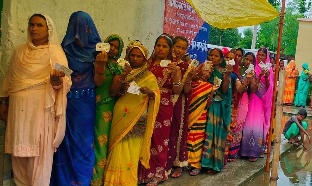 मतदान के लिए खड़ी महिला मतदाता। (फाइल)