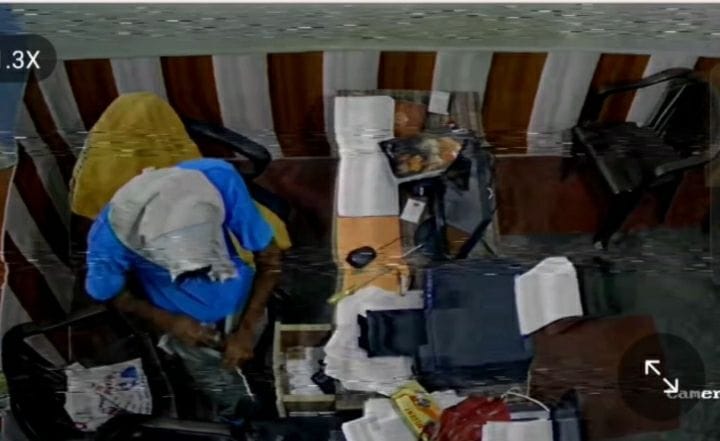 2 lakh rupees stolen from CSC, incident captured in CCTV