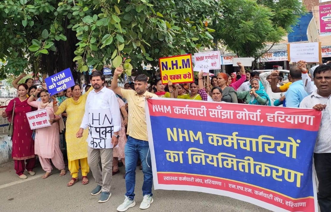 NHM employees took out a march from Civil Surgeon office to Dpark